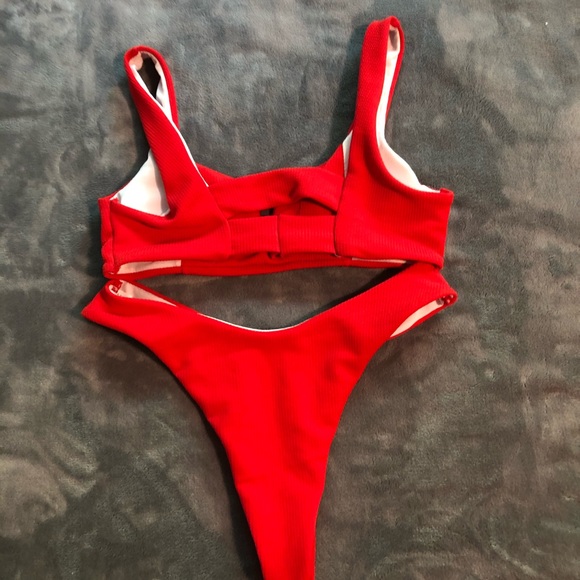 Red bikini - Picture 3 of 4